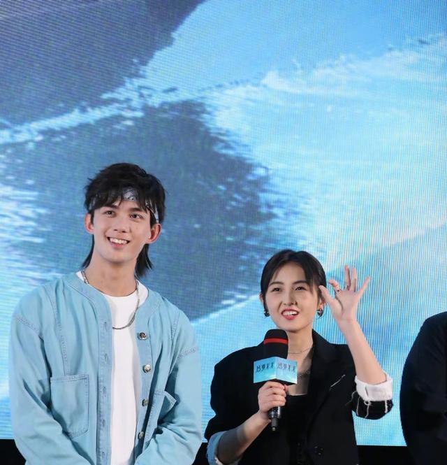 吴磊后悔没邀胡歌看首映,张子枫身穿抹胸裙,两人新片还有吻戏