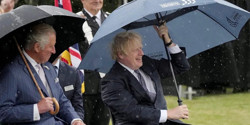 英国首相鲍里斯约翰逊被雨伞玩弄,逗笑严肃的查尔斯王子