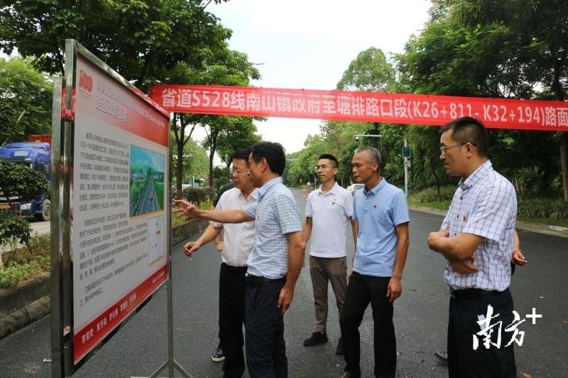 在大塘镇,骆永强,何仕谦与大塘镇政府相关人员进行座谈交流,调研"我为