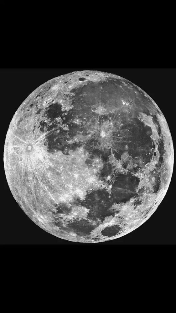 哈勃望远镜拍摄的月球照片,月海和环形山清晰可见.