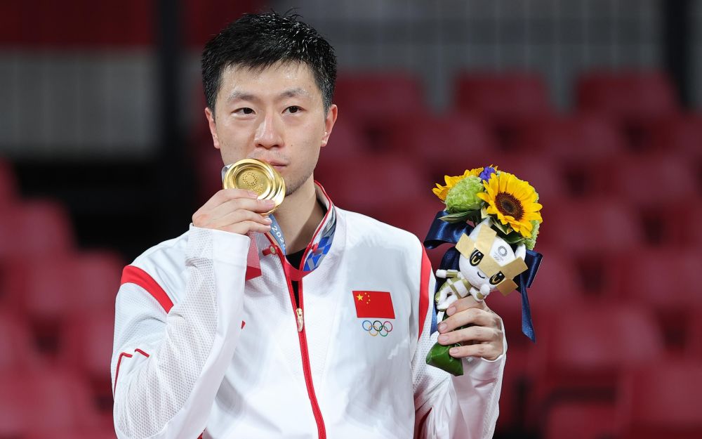 新闻8点见│奥运史上第一人!马龙蝉联乒乓球男单冠军