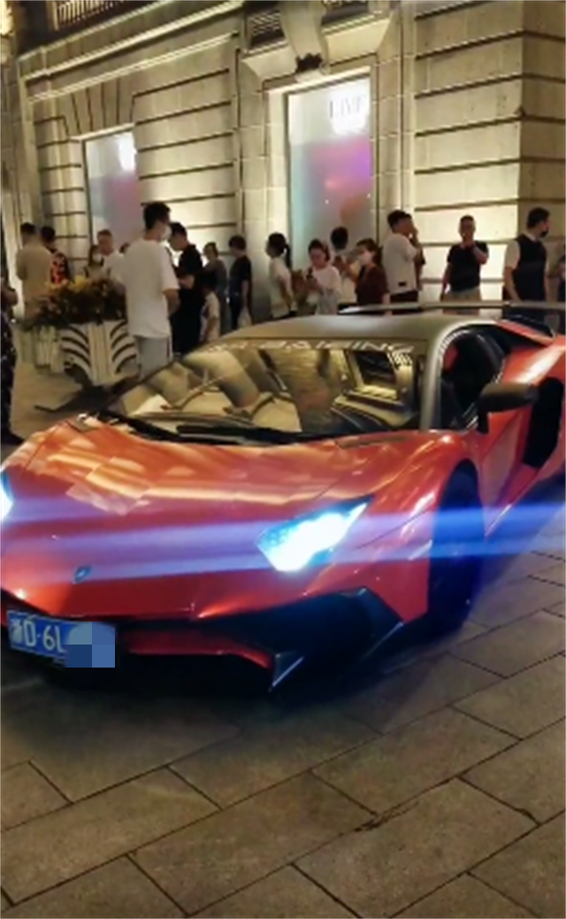 抖音网红冰哥现身上海外滩座驾兰博基尼挂浙d牌据说车主是直男