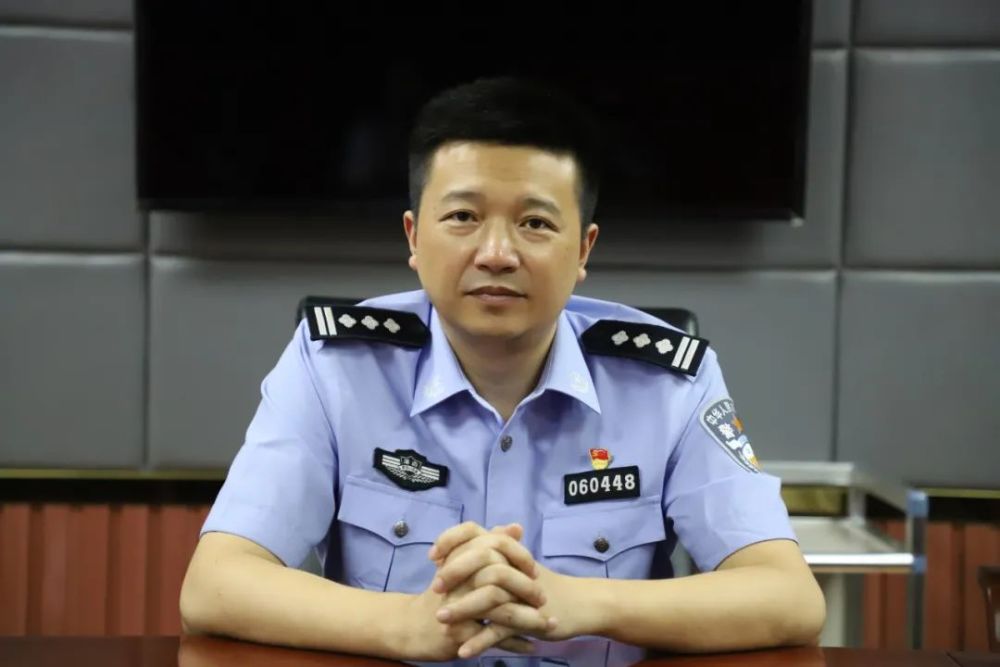7月30日,在"八一"建军节来临之际,副县长提名人选,县公安局局长肖勇