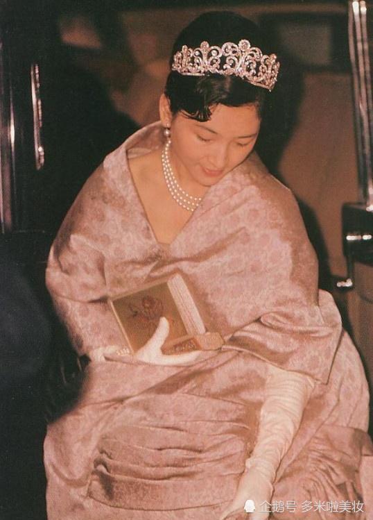 日本皇后美智子年轻时多美?说出来你或许不信,但老照片不会说谎