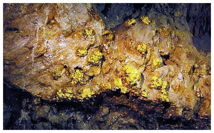 中国曾发现一座金矿,矿脉长达500里,引来各国竞相争抢