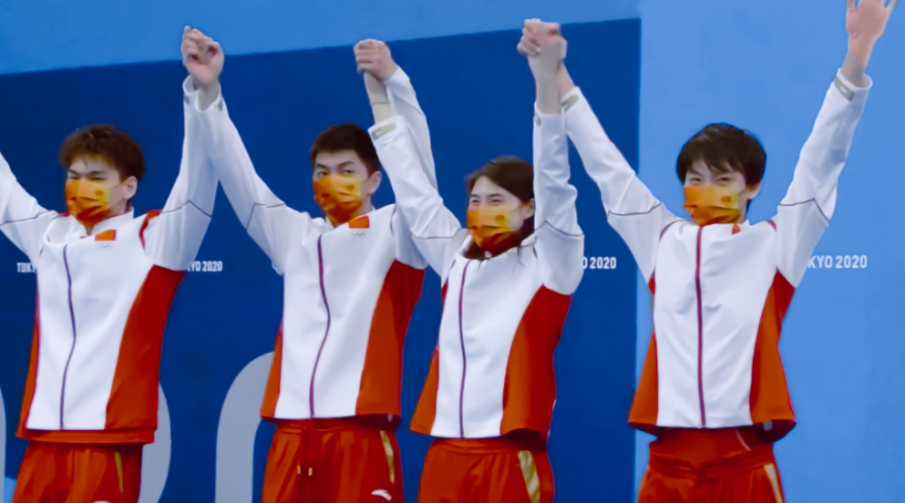 有爱!中国游泳队4人互戴银牌,张雨霏牵手闫子贝,送上暖心安慰