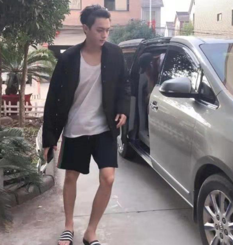上已经看不到原来的身材了,露出来的两条腿,远远看着竟然比女明星还细