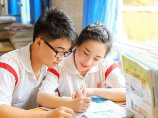 梦见与同桌女生在一起能说明什么，探索梦境中的情感与人际关系