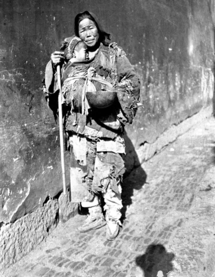 "这个伪兵没想到这个"乞丐婆子"胆子竟然还不小,嘴里嘟囔了一句"一个