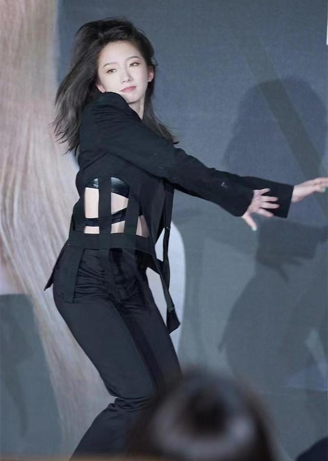 孟美岐穿衣真胆大,黑色西装配抹胸大秀婀娜身姿,狂野霸气_腾讯网