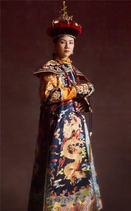 这幅《纯惠皇贵妃朝服像》后来在香港拍卖,并以1.