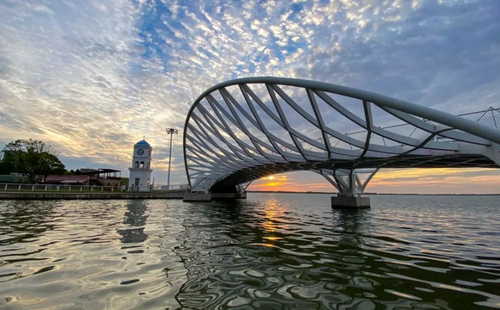 如今十几年过去了,滴水湖周边的景观,文化,环境等建设日新月异.