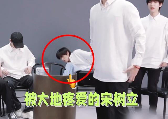 宋亚轩玩游戏摔倒贺峻霖立马去帮他严浩翔看到又吃醋了