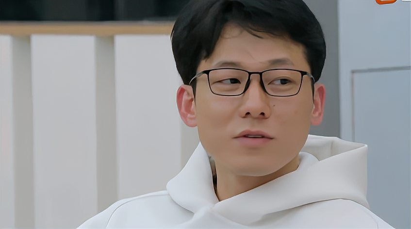 李元韬是新闻主播,也是配音演员,身材高大,嗓音迷人. 白冰很喜欢.