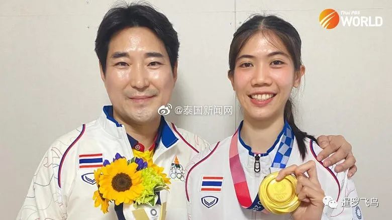 泰国跆拳道奥运冠军衣锦还乡,一见父亲跪拜谢恩