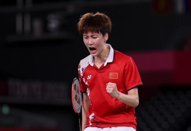 2-1!陈雨菲击退何冰娇,强势晋级女单决赛,距金牌仅一步之遥!