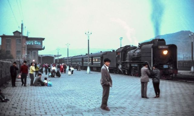 4.1990年代,通化火车站站台上等车的旅客.