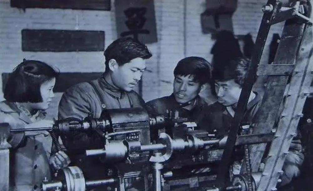 2.1960年,河北工学院的师生与技术工人一起安装钻头自动生产线.