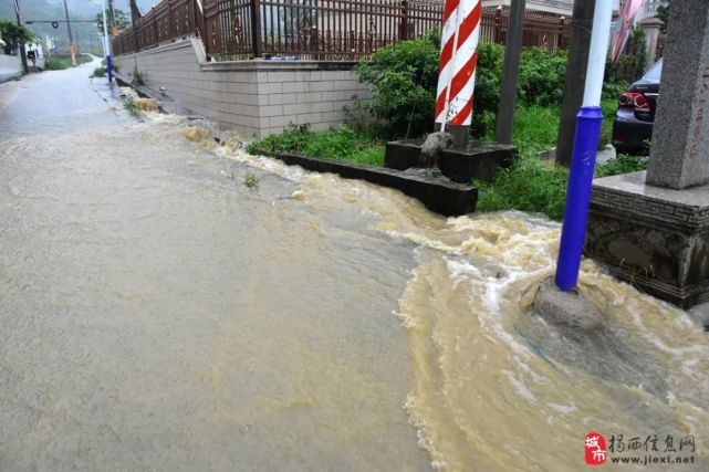 突发,今天下午一场暴雨,揭西龙潭河关山网红水坝山洪