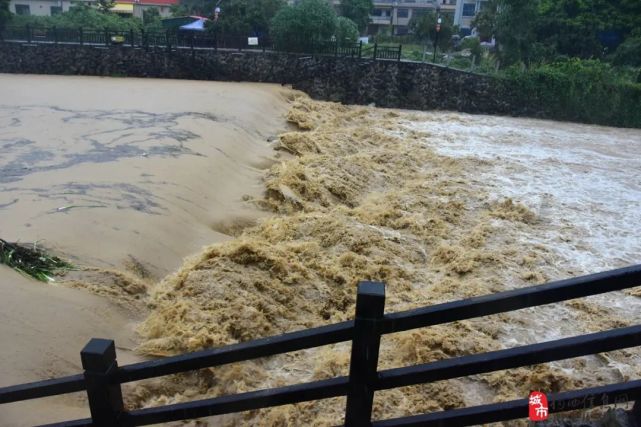 突发,今天下午一场暴雨,揭西龙潭河关山网红水坝山洪