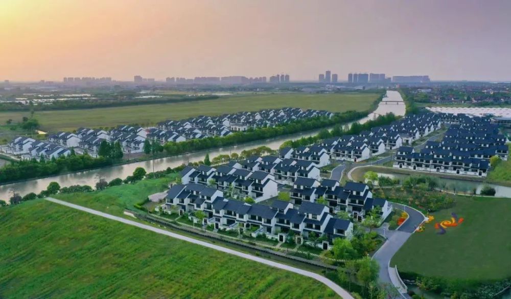 "乡悦华亭"安置房一期实景图 随着"乡悦华亭"项目的有序推进, 二期