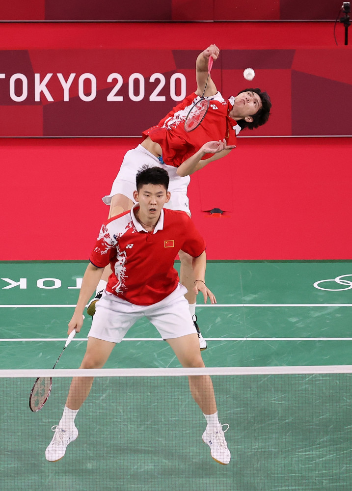 当日,在东京奥运会羽毛球男子双打决赛中,中国组合李俊慧/刘雨辰对阵
