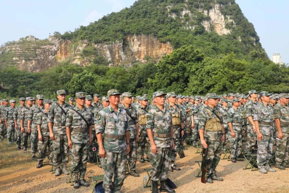 7月29日,在柳州军分区实弹射击场,柳州市基干民兵群众性练兵比武竞赛