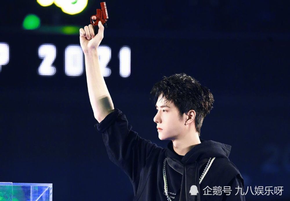 王一博拿信号枪好帅,见"绿海"秒变脸,粉丝高呼:陈宇快来