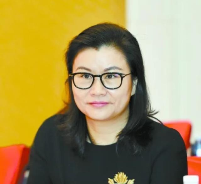 湖南女首富周群飞:山里娃逆袭660亿身家,头婚嫁老板再婚嫁司机