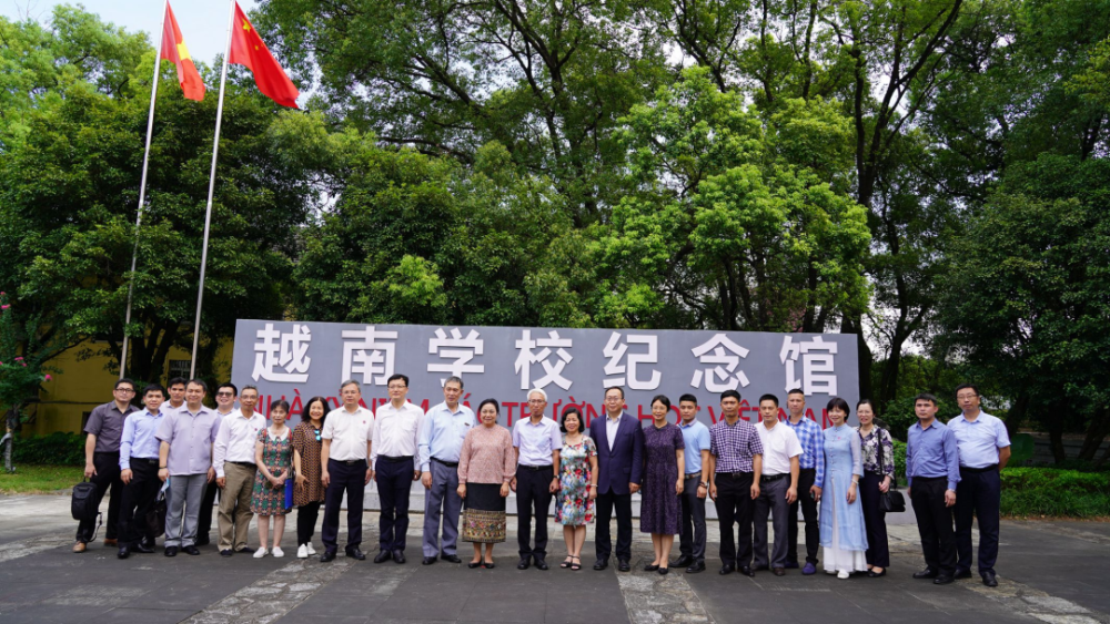 在广西期间,使节团成员先后参观了桂林越南学校纪念馆,八路军桂林办事