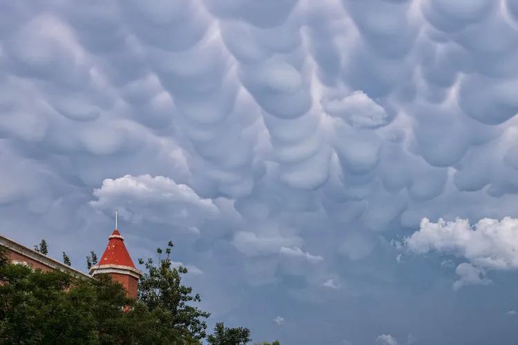 刷屏了!今日下午在邢台上空惊现"乳状云"奇观