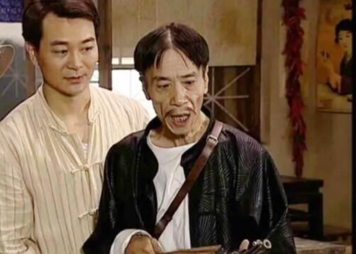 颜冠英如今已经74岁了,现在的他形象反而比年轻的时候好很多.
