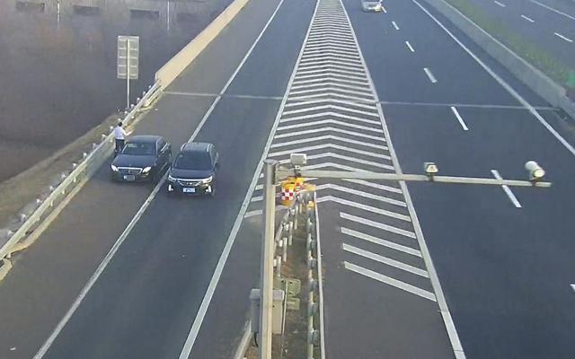 高速匝道倒车会被抓拍吗,摄像头怎么记录