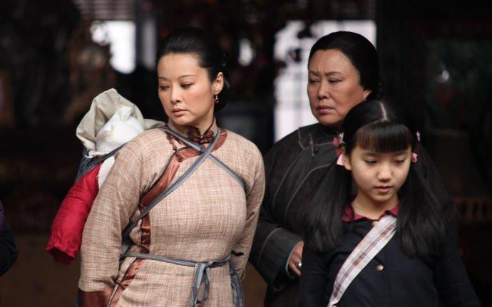 刚出生,被父亲扔窗外,28岁结婚,38岁离婚,48岁跳楼自杀