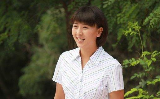 7次登春晚,嫁大10岁"丑丈夫",曾经的文艺女军官现在成