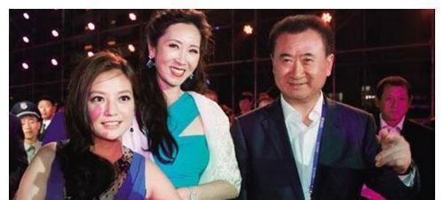 林宁,她是万达董事长王建林的老婆,从照片上可以看出,她不仅个子高