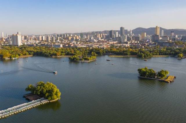 济南历史文化底蕴：探寻曾巩足迹，领略大明湖美景