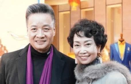 15岁相识,25岁成婚,成婚6年,妻子患癌,他不离不弃,照顾32年