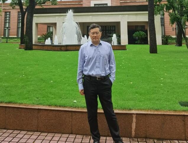 驻美大使 秦刚 发推特,两张合影"不忘初心,牢记使命"