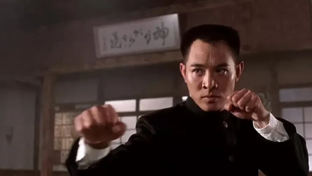 1994年,李连杰投资2500万拍摄《精武英雄》,上映16天就被下架