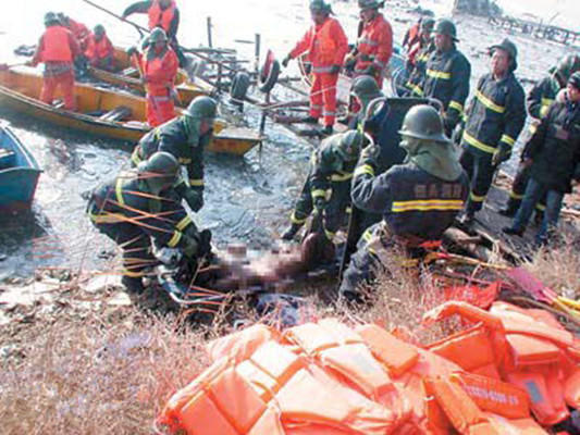 包头空难现场照片:飞机掉湖里,砸死冬泳者,美貌空姐遇难!