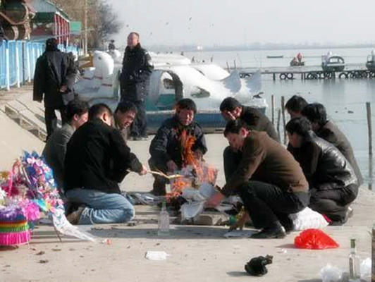 包头空难现场照片:飞机掉湖里,砸死冬泳者,美貌空姐遇难!