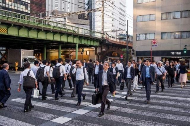 你看日本人走路就知道了,日本人走路一般是走左边,空出右边的地方,这