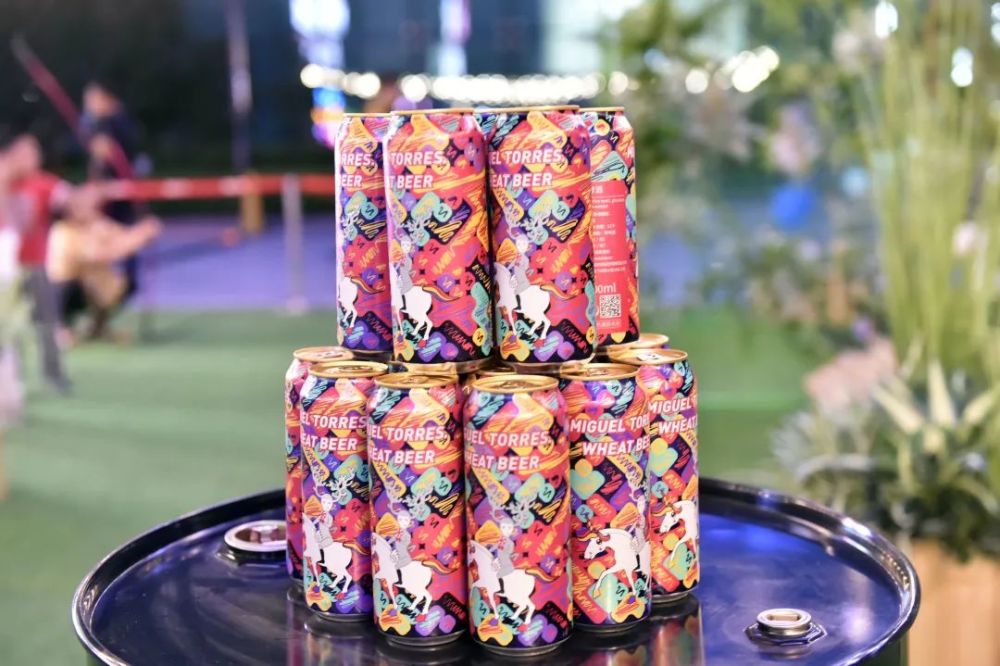 啤酒摊位上 各式啤酒丰富多样