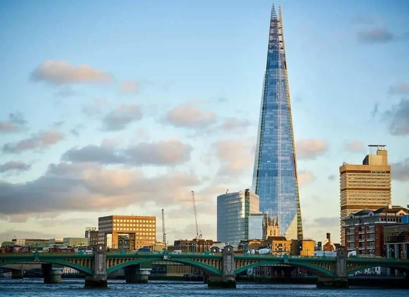 这幢大厦是英国第一高楼,造型像个锥形塔,在伦敦市区如鹤立鸡群
