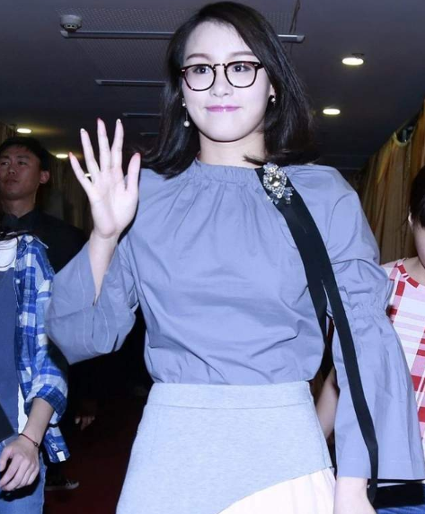 运动员傅园慧罕见穿裙子,恬静似大家闺秀,大骨架女生也能很温柔