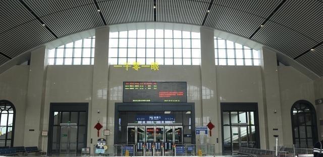 成都两座"双流西站,隔条马路差距很大