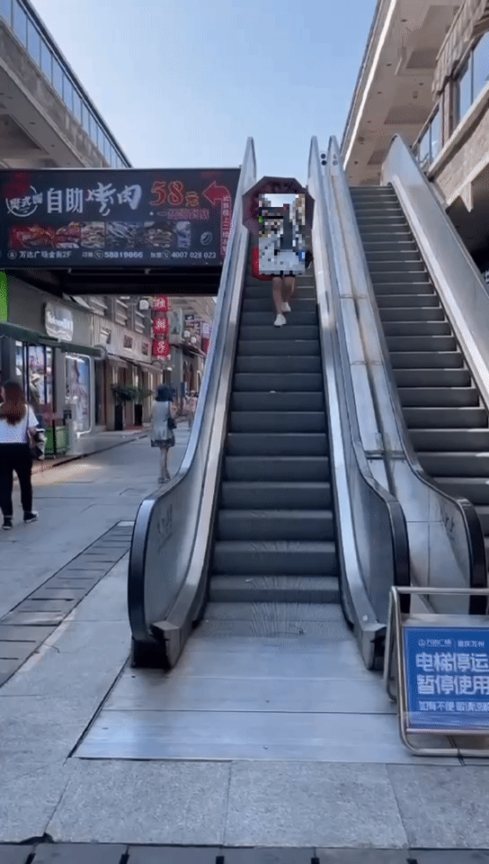 在万达广场背后的小吃街,记者也发现了停用的扶梯,虽然扶梯旁摆