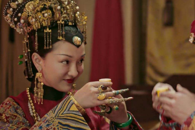 清朝妃嫔为何要戴长指甲套?除了方便皇帝,还有什么作用?