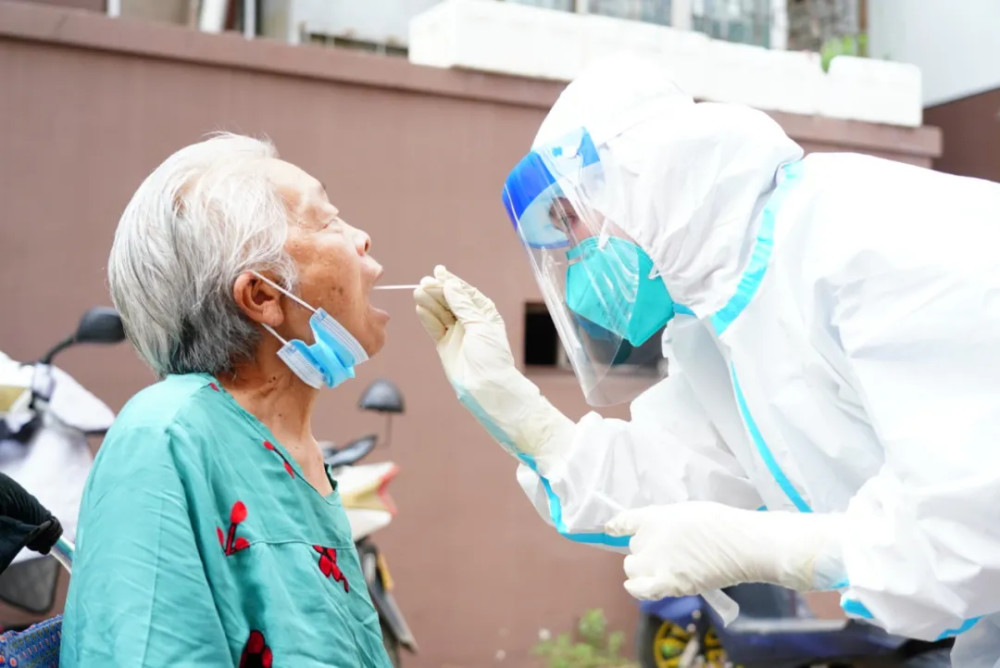 郑州计划2天完成全员核酸检测,提醒市民:检测前两小时开始最好不要